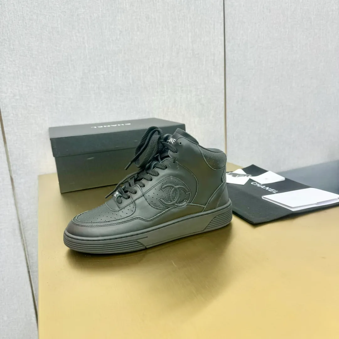 👟👟Ex-factory price 680👟👟 Top version oil edge craftsmanship, original order quality! 35-45 Couple Model Chanel Chanel 24C Early Spring Vacation Series Xiaoxiang Metal Casual Sports Shoes Gold Panda Shoes The latest foreign catwalk series Chanel Chanel 2023 early spring series is held in the second smallest country in the world. The series is inspired by Monaco's international seaside lifestyle, from the F1 racing track to the beach pool, from the casino to the tennis court, creating a diverse and unique new series of racing driver's helmets, one-piece suits and other elements that have been reinterpreted to be more fashionable. Exquisite packaging at the delivery counter🛍📦 ▪️Fabric: Original calfskin ▪️Lining: Original custom imported cowhide ▪️Sole: Original TPU outsole ▪️Size: Women's 35-45